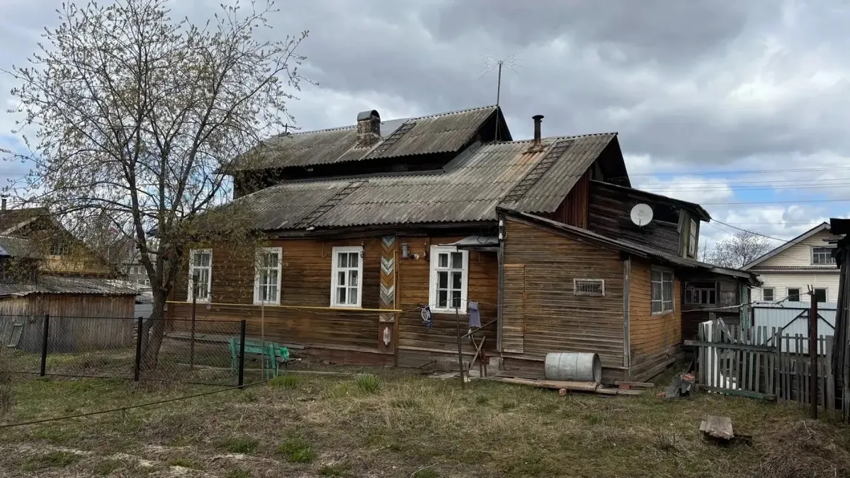 Деревянный дом со старой шиферной крышей до ремонта