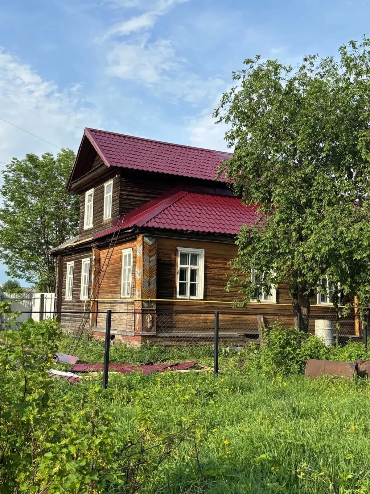 Тот же дом с новой красной металлочерепицей после ремонта